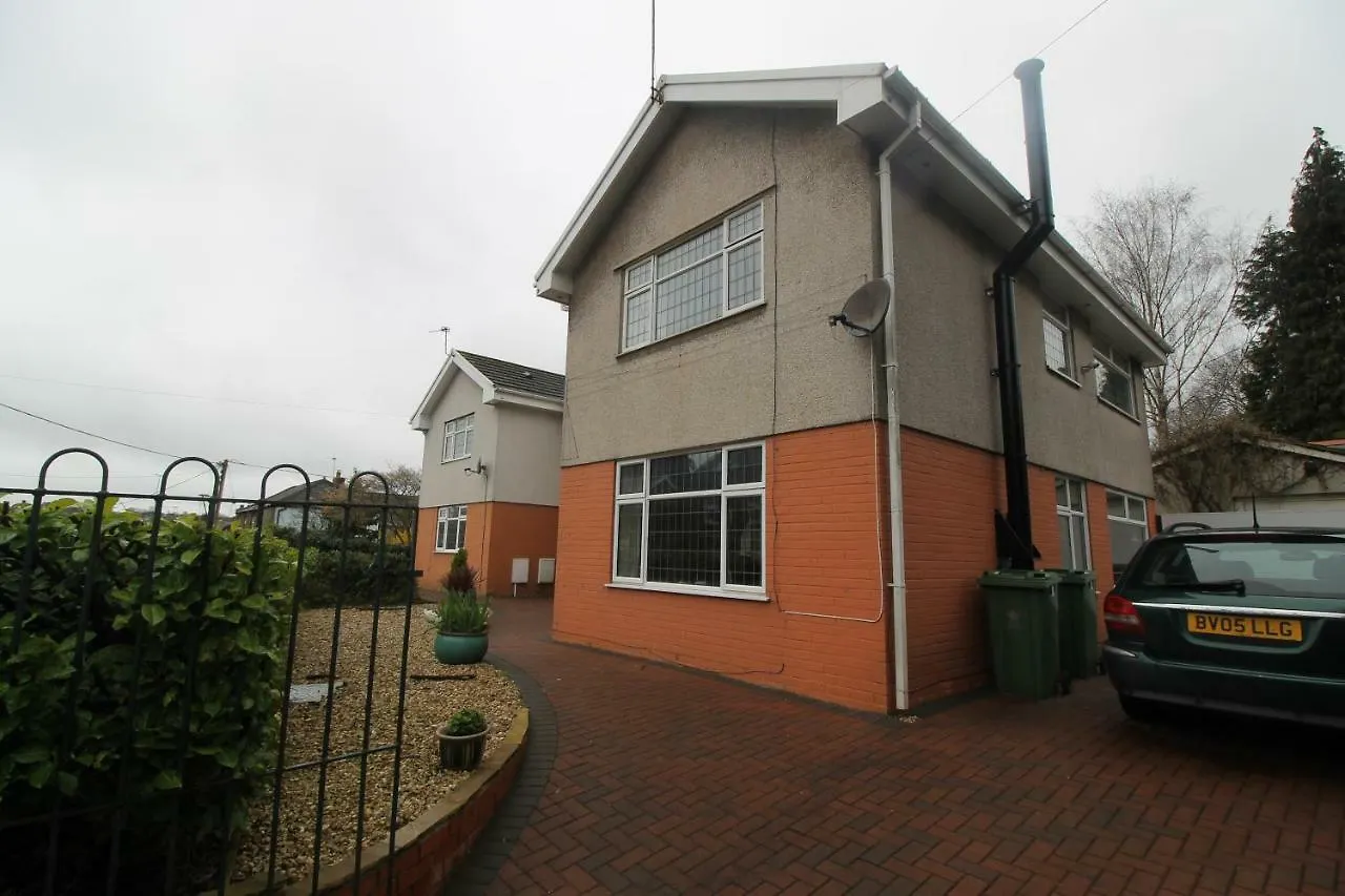 Large 4 Bedroom Family Home 2 Mins From Junction 32 Cardiff 0*,