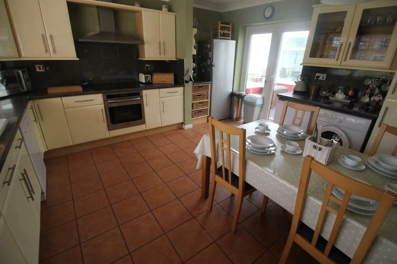 Large 4 Bedroom Family Home 2 Mins From Junction 32 Cardiff
